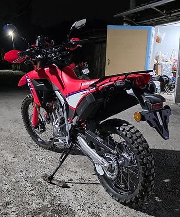мотоц: Honda CRF (линейка dual-sport/enduro), ярко‑красная графика HRC — 4