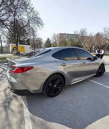 bud машина: Toyota Camry: 2024 г., Гибрид, Седан — 2