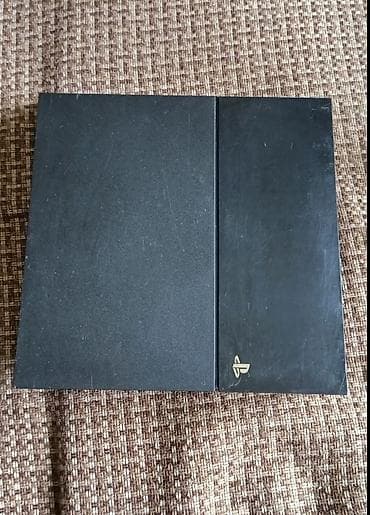 Видео оюндар жана приставкалар: Продаю Sony PlayStation 4 в комплекте с двумя контроллерами — один — 2