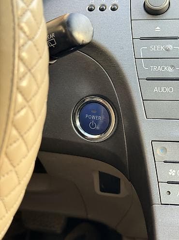 shevrolet volt: Toyota Prius: 2014 г., 1.8 л, Вариатор, Гибрид, Хэтчбэк — 4