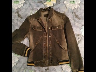 Куртка джинсовая (размер S),500 сом. Юбка джинсовая (размер 28), 500
