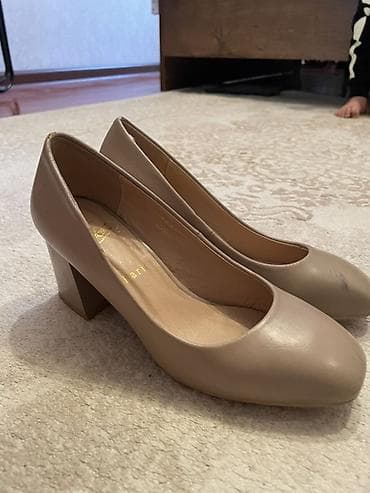 нюда: Бежевые женские туфли-лодочки на устойчивом блочном каблуке. - Цвет — 2