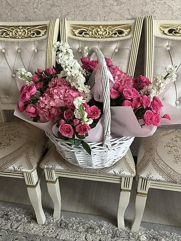 корзины новогодние: Пышная цветочная композиция в корзине - Большая белая плетёная — 1