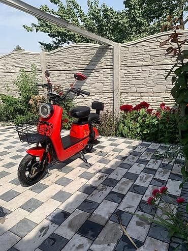 скутер на воду: Электроскутер (городской мини-скутер) в ярком красном цвете. Основные — 1