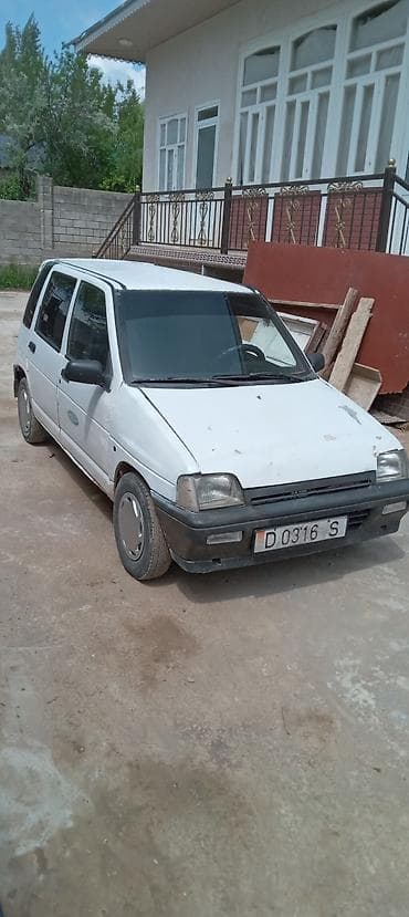 Компактный хэтчбек 5 дверей, белый цвет. Практичный городской