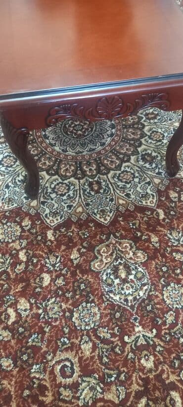 закройный стол бу: Элегантный деревянный журнальный столик классического дизайна — 1