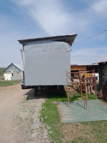металлические гараж: Передвижной вагончик серого цвета с деревянными оконными рамами — 2