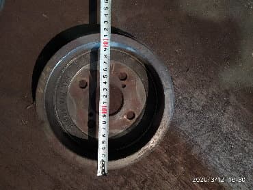 перфорированные тормозные диски: Задний тормозной диск Toyota Б/у, Оригинал — 2