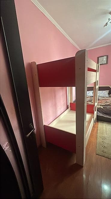 двухярусный кровать: Двухъярусная детская кровать, Б/у, ЛДСП, цвет - Красный — 1