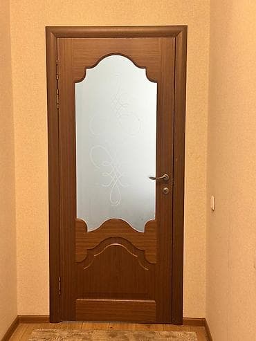 Межкомнатная дверь, Б/у, Со стеклом, Одностворчатая, Деревянная, Распашная, С зеркалом, цвет - Коричневый at lalafo.kg Межкомнатная дверь, Б/у, Со стеклом, Одностворчатая, Деревянная, Распашная, С зеркалом, цвет - Коричневый