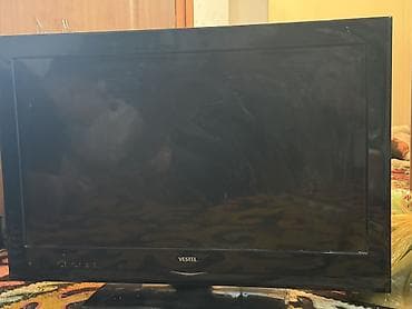 Телевизор VESTEL, диагональ около 26–32". Плоская ЖК‑панель, черная