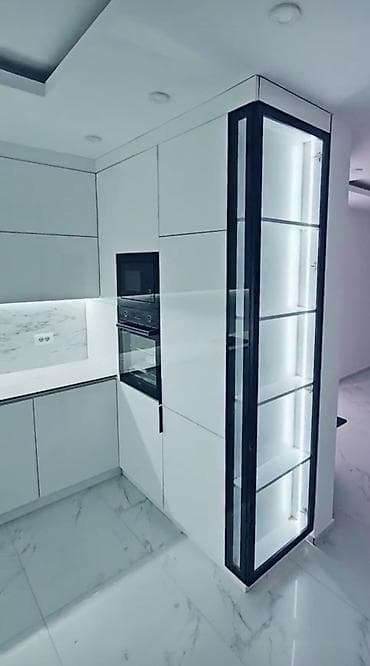 Терезелер жана комплектөөчүлөр: Кухни на заказ с интегрированной стеклянной витриной и подсветкой - — 3