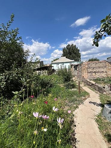 Үйлөр: Срочно продается дом в городе Токмок. Площадь дома — 102 м². Площадь — 7