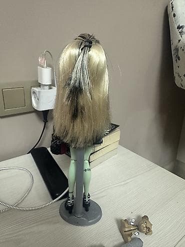 оюнчуктар: Продаю кукол monster high: 1)Твайла «Скарместр» - 3500 сом 2)Френки — 4