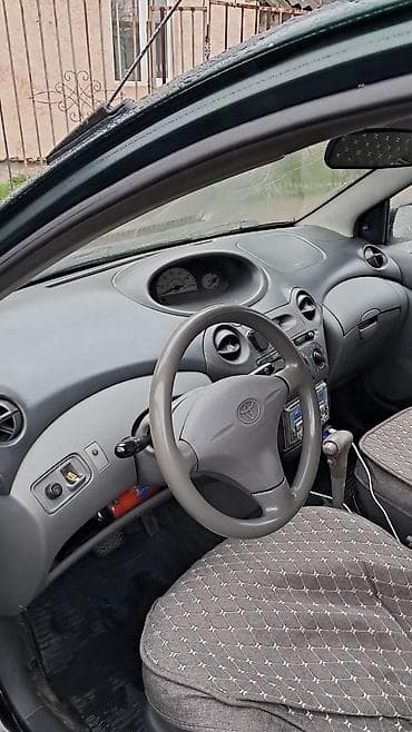 Toyota Echo: 2001 г., 1.5 л, Автомат, Бензин, Седан
