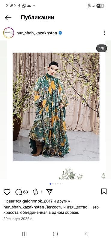 Платье свободного кроя с авторским принтом - Силуэт: объемный