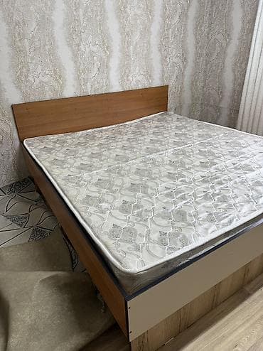 Двуспальная кровать, Б/у, С матрасом, длина - 200 см