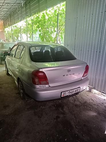 Toyota Echo: 2001 г., 1.5 л, Механика, Бензин, Седан — 2
