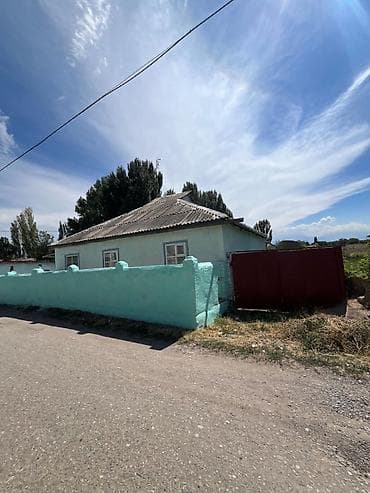 Үйлөр: Срочно продается дом в городе Токмок. Площадь дома — 102 м². Площадь — 5
