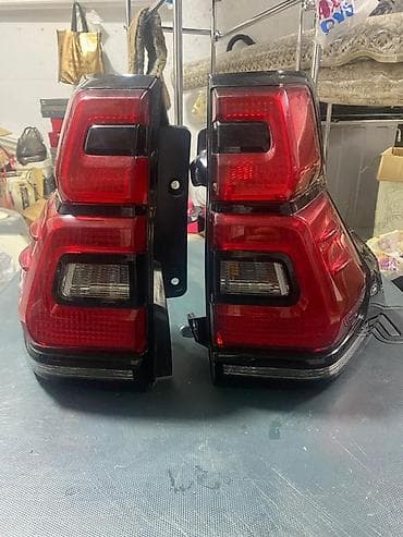 Задние фонари (левый и правый) в сборе для внедорожника/пикапа