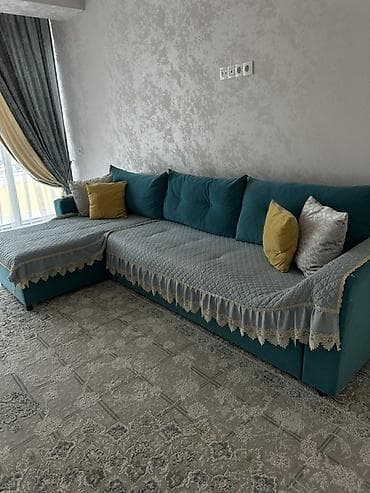 small table: Угловой диван, C подушками — 2