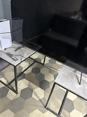 Телевизор с плоским экраном (диагональ ориентировочно 55–65")