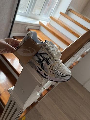 волейболный красовки: Кроссовки Asics (белые с черными и серебристыми элементами) - Модель — 1