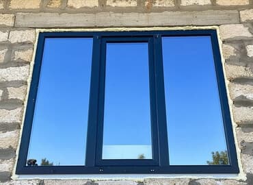 айнек терезелер: Трехстворчатое окно с рамой темно-серого или черного цвета — 1