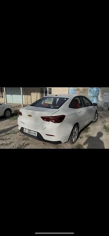 Транспорт: Chevrolet Onix: 2020 г., 1 л, Автомат, Бензин, Седан — 6
