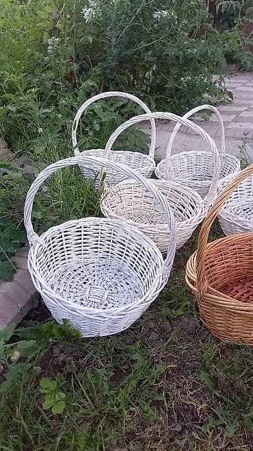 Упаковочные товары: Плетёные корзины с ручкой цена за одну корзинку - Материал — 7