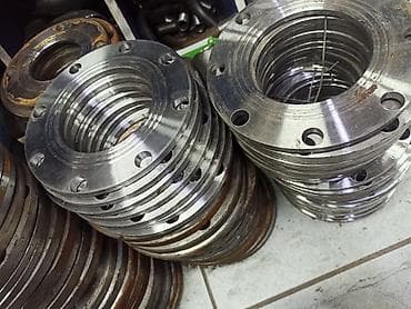 фланцы: Фланцы стальные плоские с воротником под болтовое соединение. - — 2