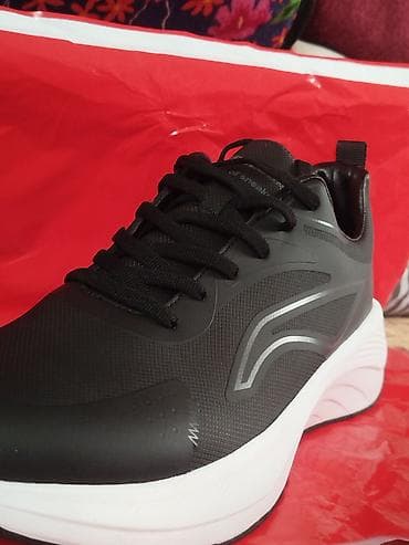 Кроссовки черные - Универсальный дизайн: матовый черный верх с