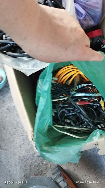 pc servise: Отдам за шоколадку коробка с электро‑и компьютерными мелочами — 2