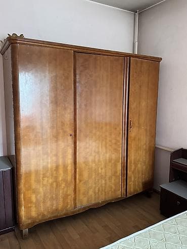 Спальный гарнитур, Б/у, Шкаф, Комод, Тумба, Другая страна производитель, Дерево, Самовывоз, цвет - Коричневый