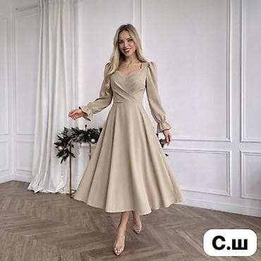 воротничок бижутерия: Платье миди с расклешённой юбкой и акцентной талией. - Силуэт — 2