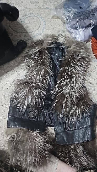 Спортивные костюмы: Жилетка из кожи с отделкой длинным мехом - Цвет: черный (основа) + — 3