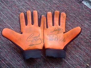 мастер спорт: Вратарские перчатки оранжевого цвета с автографами. Месси РОНАЛДУ И — 1