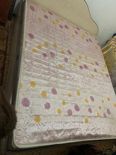 пошив верхней одежды: Двуспальная кровать с матрасом и выдвижными ящиками для хранения — 1