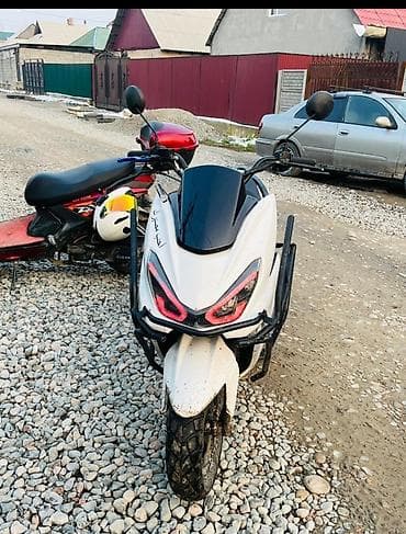 Скутеры: Скутер/макси-скутер спортивного стиля - Кузов: белый с черными — 1