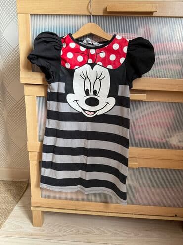 надпись на футболке: Нежно-зеленый свитшот с высоким воротником для девочки. Украшен — 2