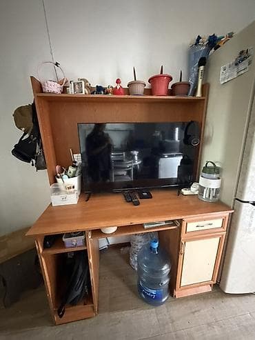 полкой: Компьютерный стол, С полками — 1
