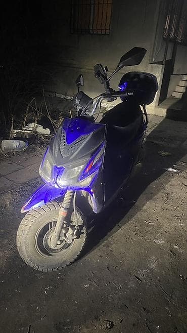 Кумурска мотороллер: Скутер/мопед 50–125 см³, синий/черный, городской тип. Основные — 3