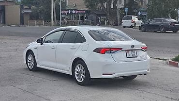 prius v: Toyota Corolla: 2021 г., 1.8 л, Гибрид, Седан — 8