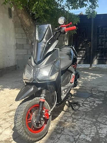 Скутер спортивного стиля, черный с красными акцентами. Характеристики