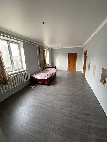 дом с мансардой: Продаётся кирпичный дом с мансардным этажом. 5 ком, 5 соток, по факту — 3