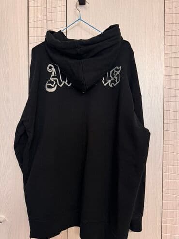 Киреге берилүүчү кийимдер: Черное унисекс худи с капюшоном и карманом-кенгуру. Спереди крупный — 3