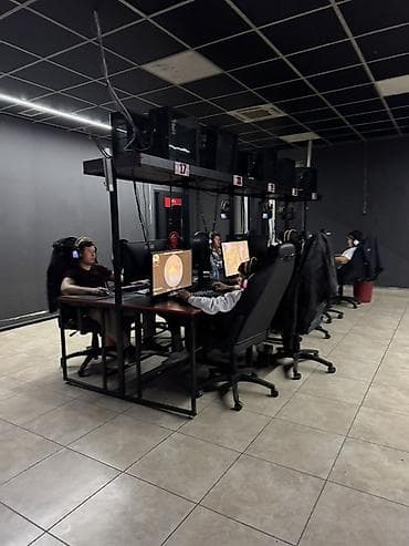 iphone 6 plus: Игровой компьютерный клуб - Просторный зал с рядами игровых мест — 4