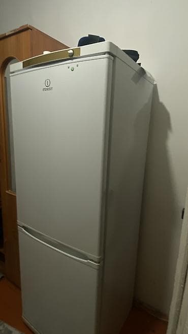 table fan: Холодильник Indesit, Двухкамерный — 1