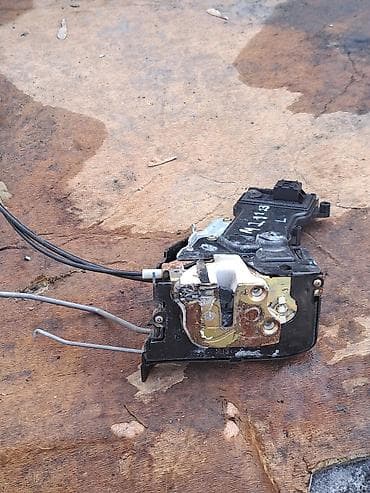 Автозапчасти: Замок двери Mazda 2005 г., Б/у, Оригинал, Япония — 2