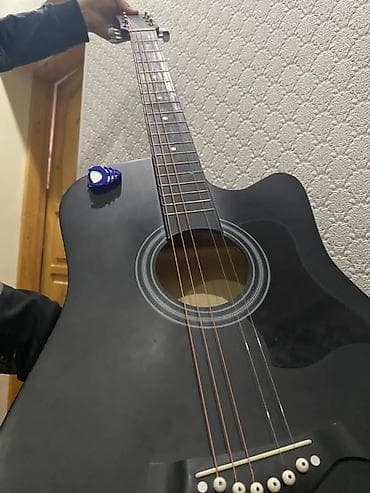 Музыкальные инструменты: Акустическая гитара с вырезом (cutaway), черный матовый корпус — 1